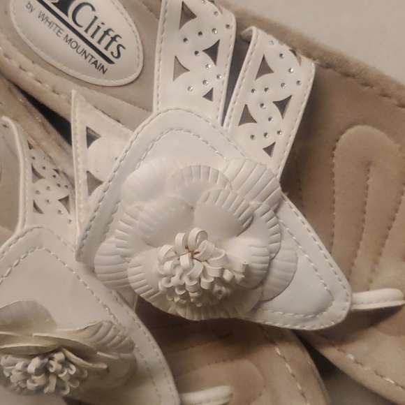 Cliffs by White Mountain-Cynthia Floral Appliqué Wedge Thong Sandals Siz… - Picture 3 of 9